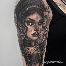 Tatuaż Z oczu łezki na ramieniu motyw: twarze styl: realistyczne