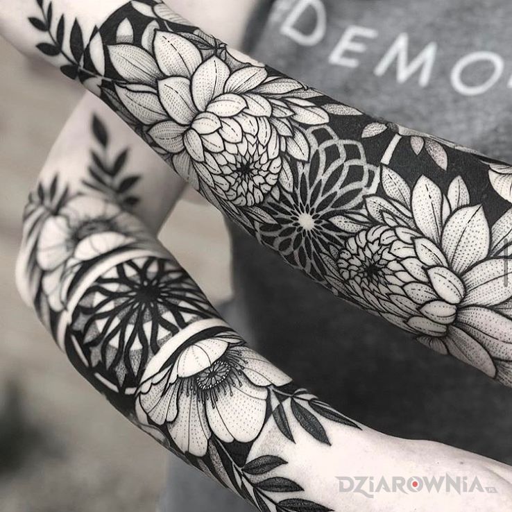 Tatuaż kwiatecki w motywie kwiaty i stylu graficzne / ilustracyjne na przedramieniu