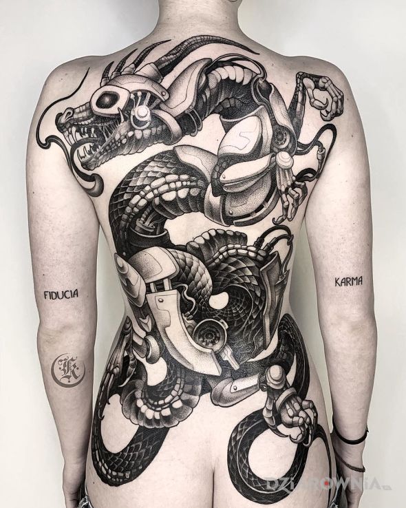 Tatuaż cybernetyczny smok w motywie czarno-szare i stylu realistyczne na plecach
