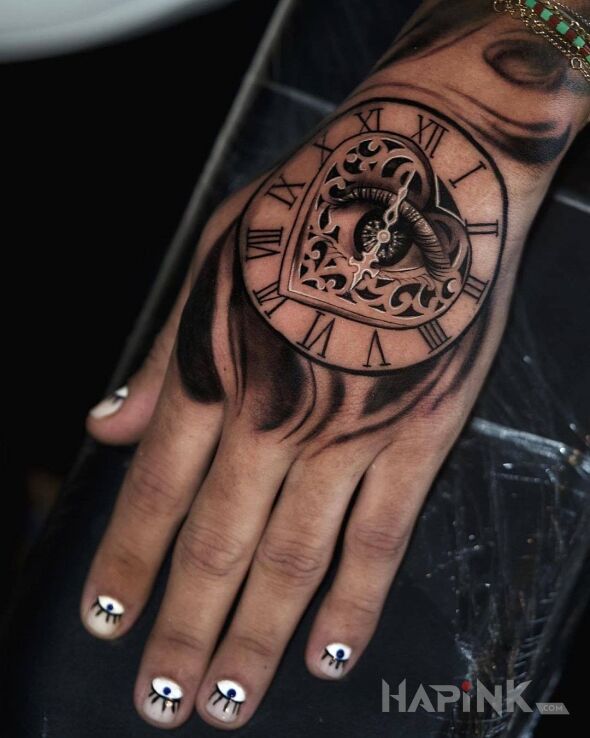 Tattoo Zegar w oku in objects motif and realistic style on the hand