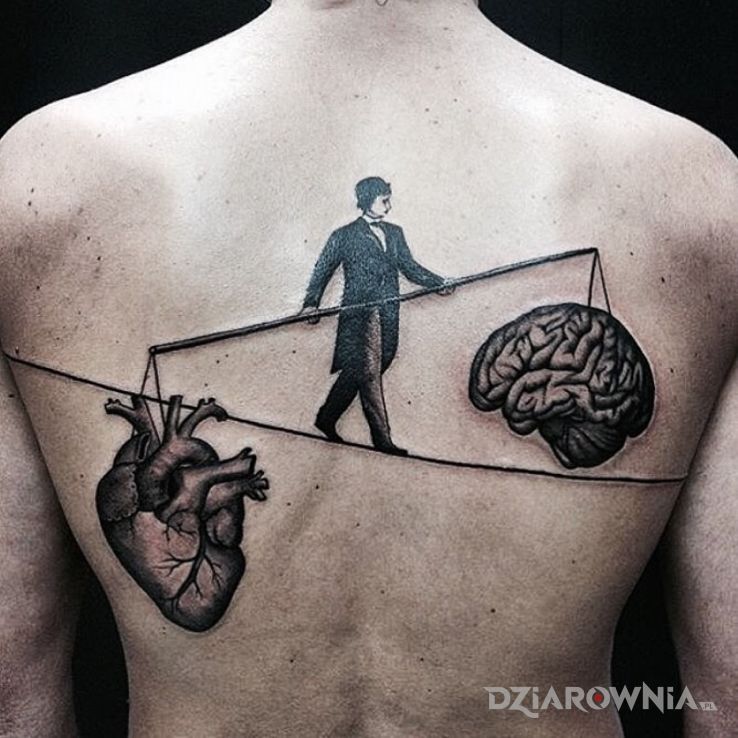 Tatuaż walka serca z rozumem w motywie anatomiczne i stylu graficzne / ilustracyjne na plecach