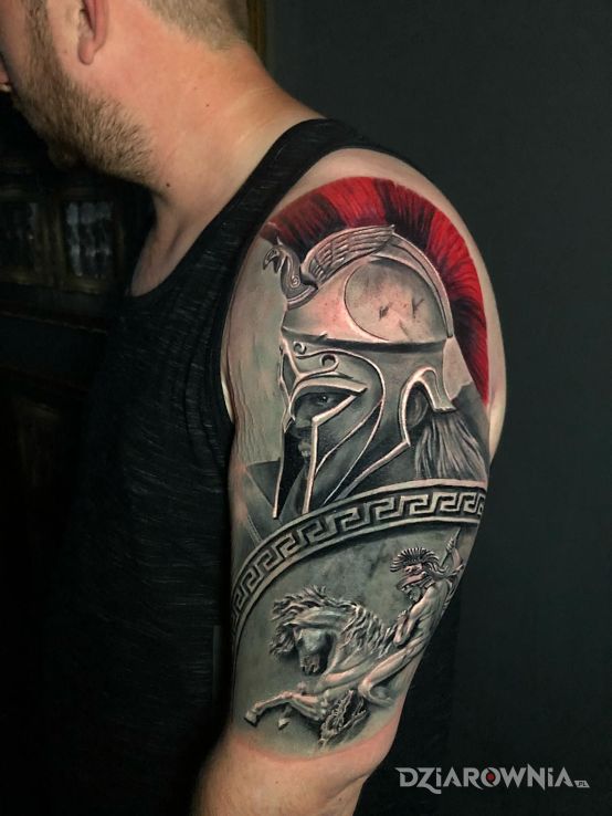 Tatuaż wojownik z tarczą w motywie czarno-szare i stylu realistyczne na ramieniu