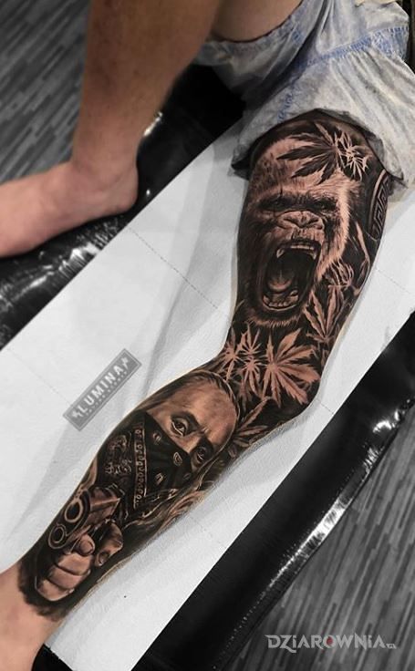 Tatuaż wkurzony goryl w motywie twarze i stylu realistyczne na nodze