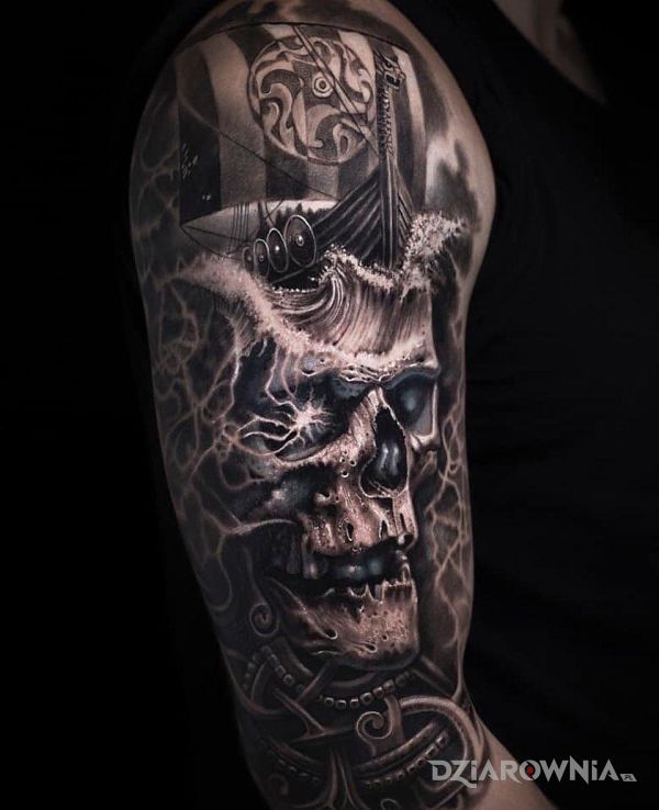 Tatuaż okręt przecinający fale w motywie czaszki i stylu realistyczne na ramieniu