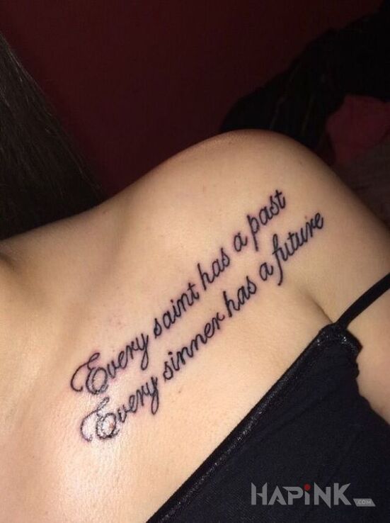 Tattoo Święty i grzesznik in lettering motif and calligraphy style on the collarbone