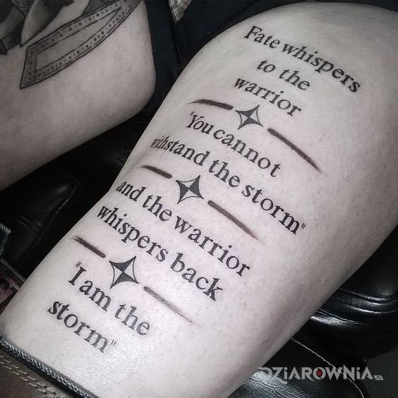 Tatuaż szept wojownika w motywie napisy i stylu kaligrafia na nodze