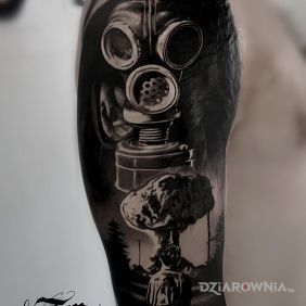 Tatuaż Boom ! na ramieniu motyw: czarno-szare styl: realistyczne
