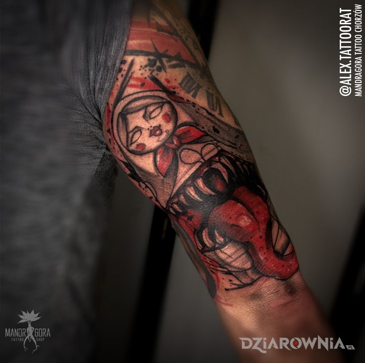 Tatuaż demoniczną matrioszka w motywie mroczne i stylu trash polka na ramieniu