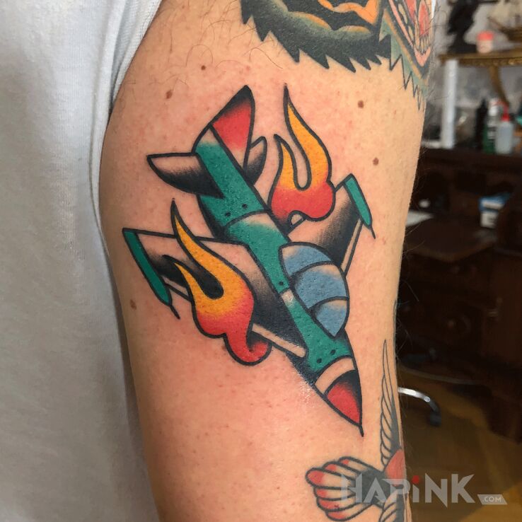 Tattoo Samolot in colorful motif and oldschool style on the upper arm