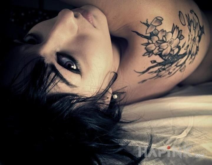 Tattoo Gałązka z kwiatami in sexy motif on the shoulder blades