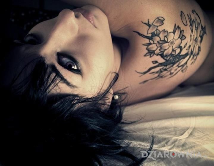 Tatuaż gałązka z kwiatami w motywie seksowne na łopatkach