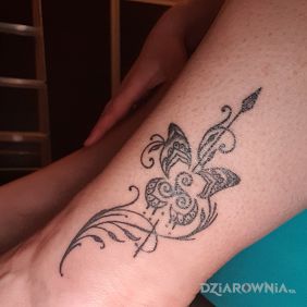 Tatuaż Mandala przy kostce motyw: motyle styl: graficzne / ilustracyjne