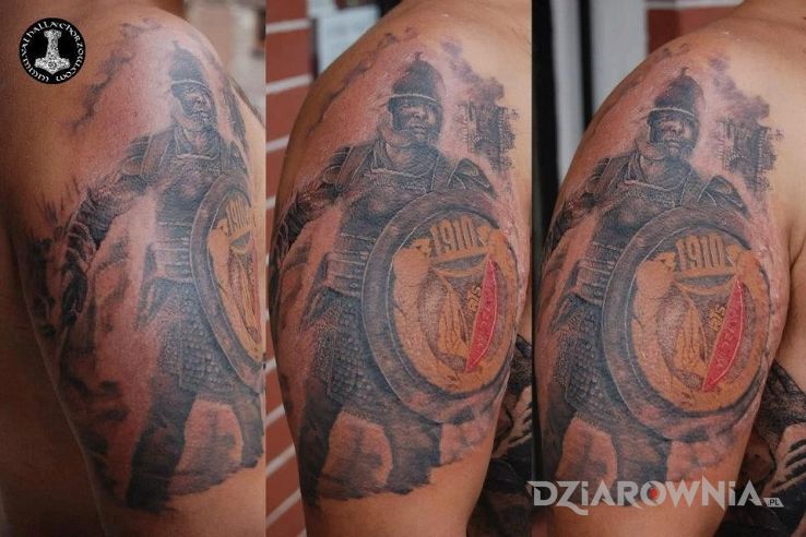 Tatuaż wojownik w motywie postacie na ramieniu