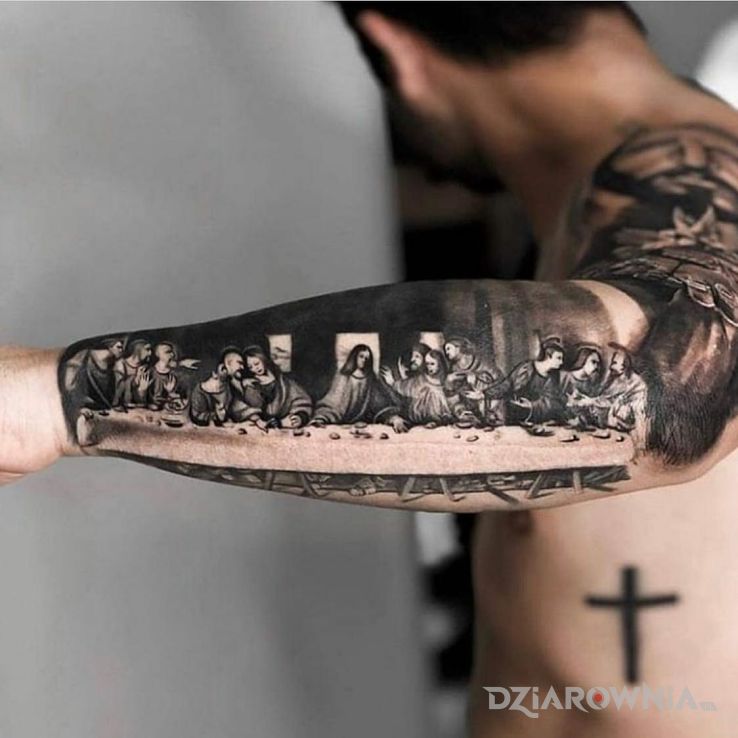 Tatuaż wieczerza w motywie religijne i stylu realistyczne na przedramieniu