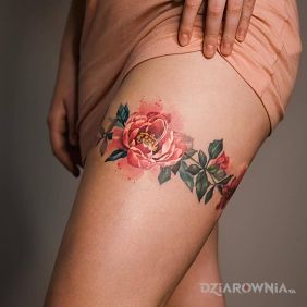 Tatuaż Opaska z kwiatów na nodze motyw: kolorowe styl: realistyczne