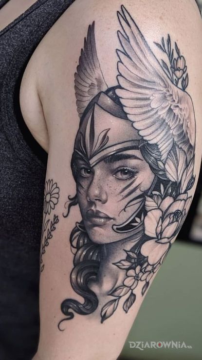 Tatuaż dziewczyna w skrzydlatym helmie w motywie skrzydła i stylu realistyczne na ramieniu
