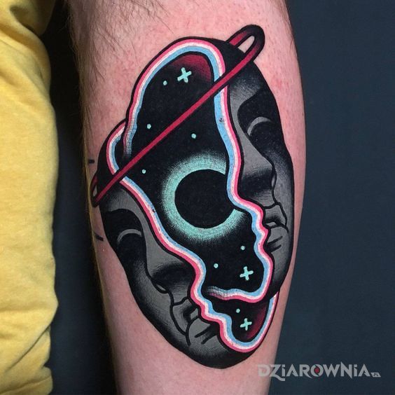 Tatuaż glowa na pol w motywie kosmos i stylu surrealistyczne na przedramieniu