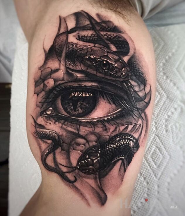 Tattoo Oko Meduzy in 3D motif on the upper arm