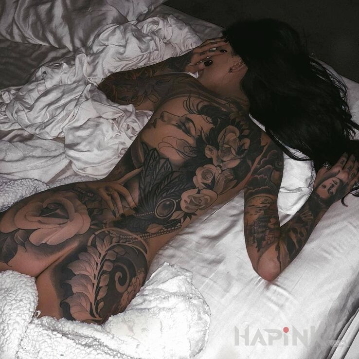 Tattoo Lezakowanie w lozku in flowers motif and realistic style on the back