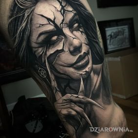 Tatuaż Kobieta z pazurem na nodze motyw: 3D styl: realistyczne