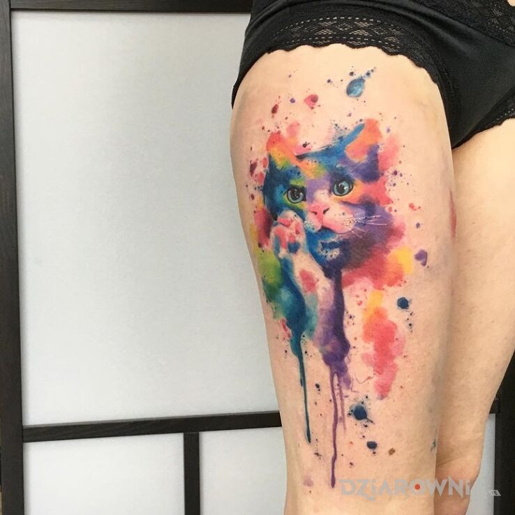 Tatuaż Kolorowy kot w motywie zwierzęta na nodze