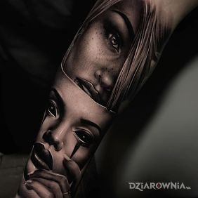 Tatuaż Schowana za maską na przedramieniu motyw: czarno-szare styl: realistyczne