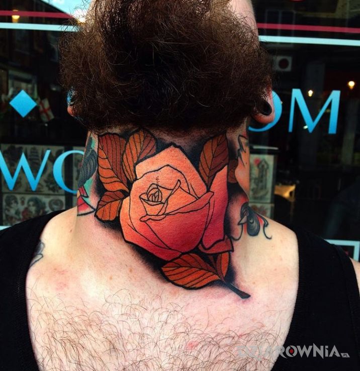 Tatuaż pomarańczowa róża w motywie kwiaty na szyi