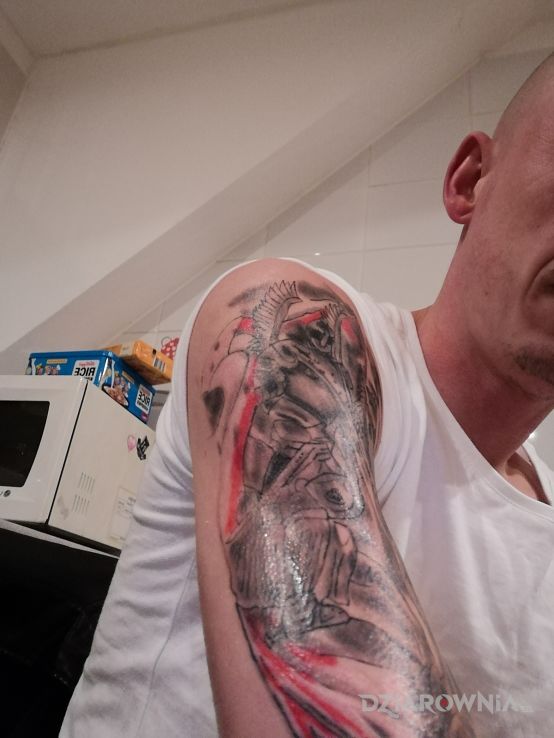 Tatuaż husar w motywie patriotyczne na ramieniu