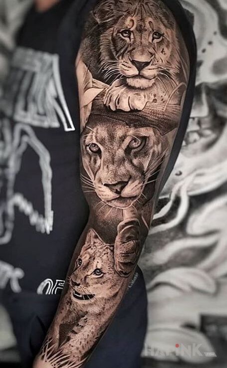 Tattoo Lwia rodzina in 3D motif and realistic style on the upper arm
