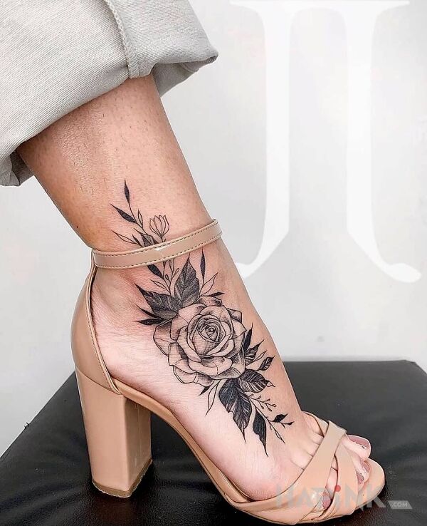 Tattoo Różyczka in black and gray motif and realistic style near the ankle