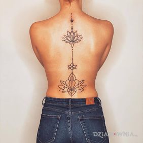 Tatuaż Piękny kwiat lotosu na plecach motyw: kwiaty styl: kontury / linework