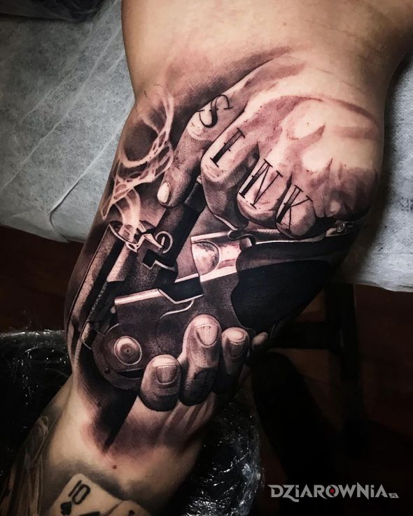 Tatuaż ładowanie strzelby w motywie 3D i stylu realistyczne na ramieniu