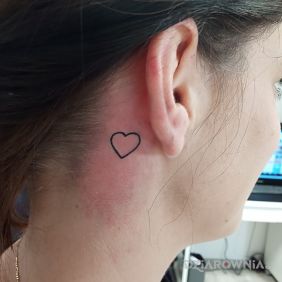 Tatuaż Moje maleństwo ? za uchem motyw: pozostałe styl: minimalistyczne