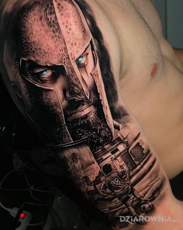 Tatuaż z pilkarza w wojownika w motywie twarze i stylu realistyczne na ramieniu