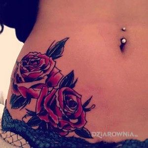 Tatuaż różyczki w motywie kwiaty na brzuchu