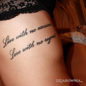 Tatuaż Live with no excuses, love with no regret na żebrach motyw: napisy styl: kaligrafia