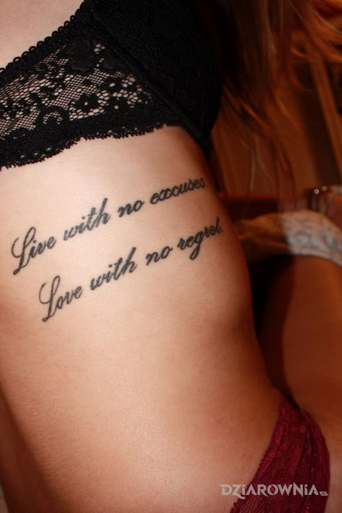 Tatuaż live with no excuses love with no regret w motywie napisy i stylu kaligrafia na żebrach