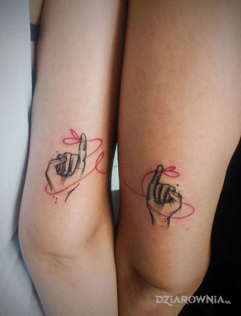 Tatuaż paluszki na wstążkę w motywie miłosne i stylu minimalistyczne na ramieniu