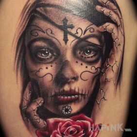 Tattoo Closed mouth on the upper arm motif: flowers