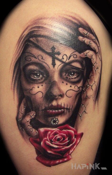 Tattoo Zamknięte usta in flowers motif on the upper arm