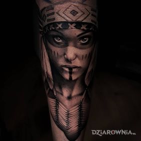 Tatuaż Szamanka na nodze motyw: czarno-szare styl: realistyczne