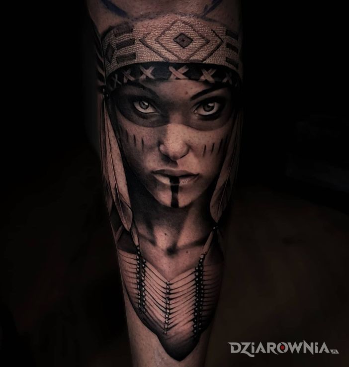 Tatuaż szamanka w motywie indiańskie i stylu realistyczne na nodze