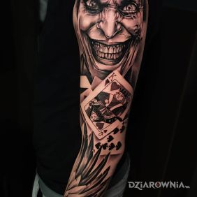 Tatuaż Rękaw - Joker na ramieniu motyw: przedmioty styl: realistyczne