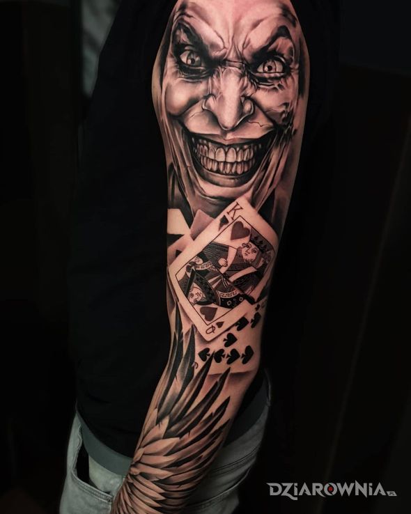 Tatuaż rękaw - joker w motywie postacie i stylu realistyczne na nadgarstku