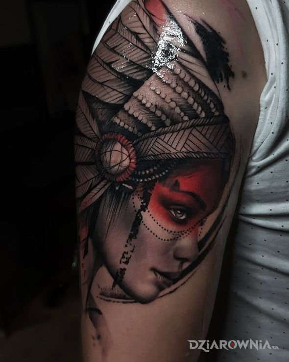Tatuaż kobieta indianka w motywie czarno-szare i stylu realistyczne na ramieniu