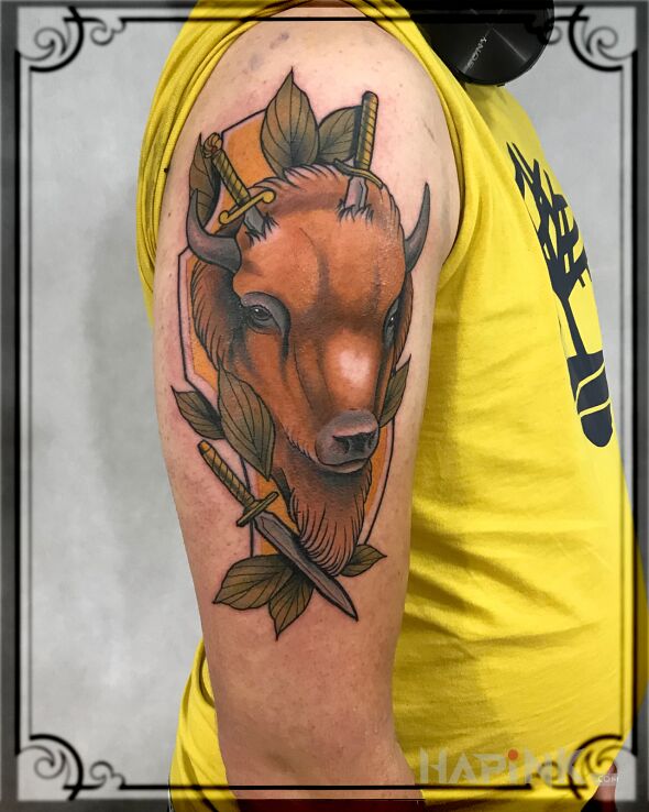 Tattoo Neotradycyjny żubr in colorful motif and neo-traditional style on the upper arm