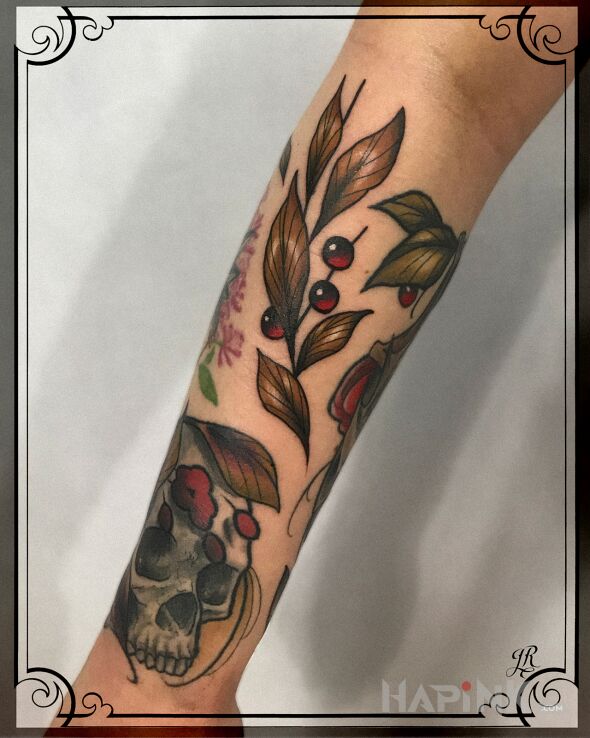 Tattoo Neotradycyjne wrzutki in skulls motif and neo-traditional style on the forearm