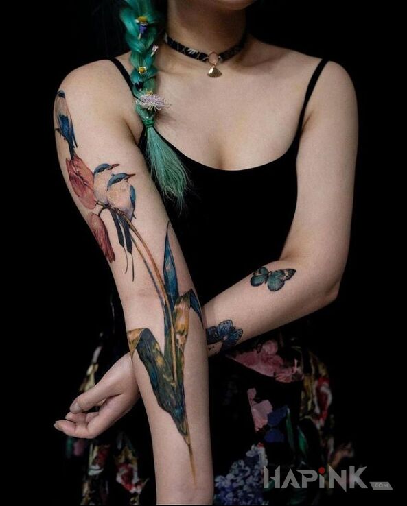 Tattoo Ptaszki na tulipanie in colorful motif and realistic style on the upper arm