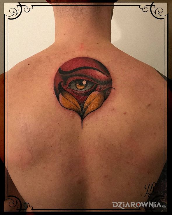 Tatuaż oko w neotradzie w motywie kolorowe i stylu neotradycyjne na plecach