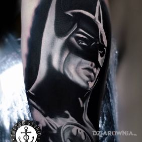 Tatuaż Batman na łydce motyw: czarno-szare styl: realistyczne